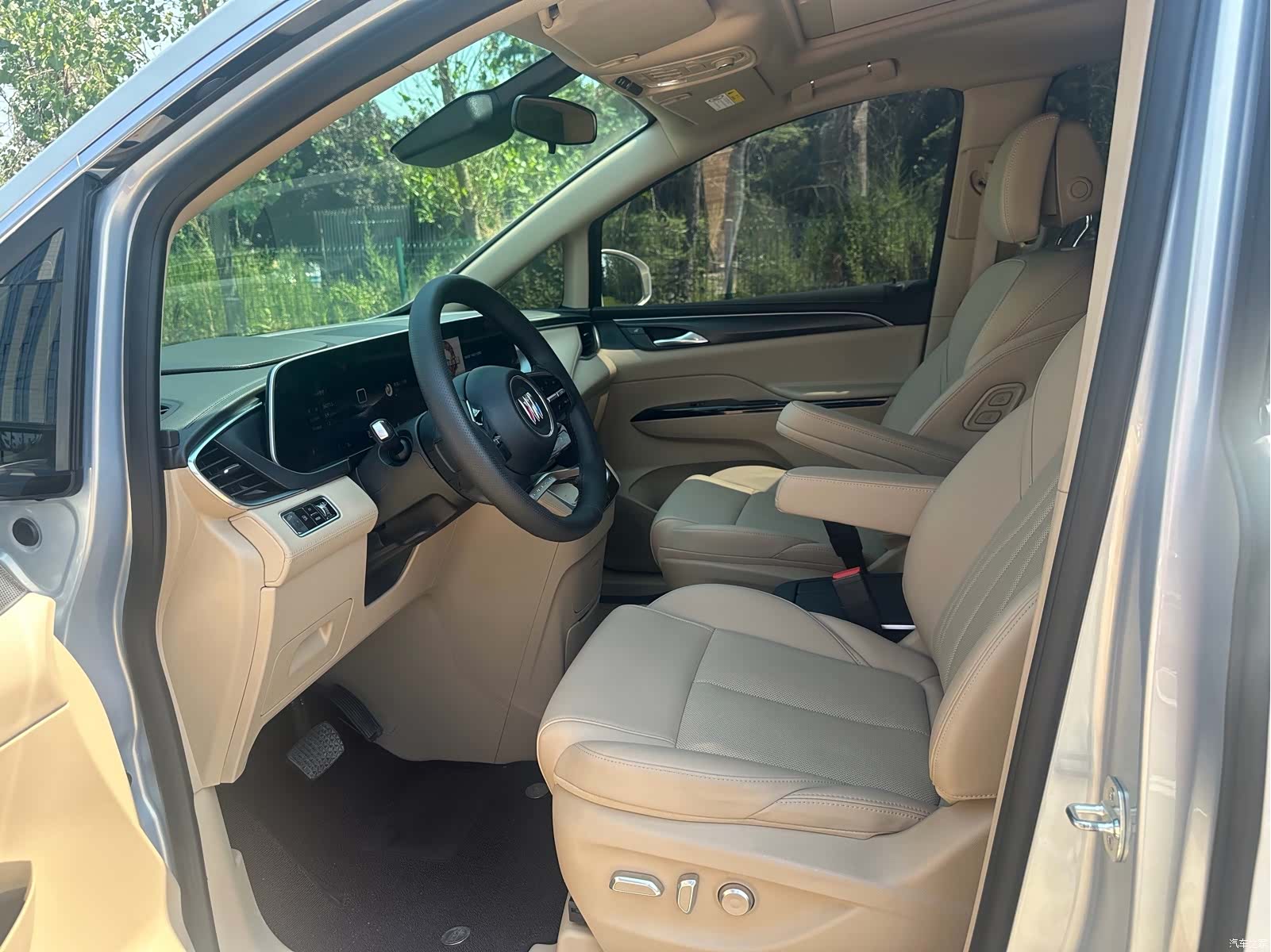 Buick GL8, 2025 10