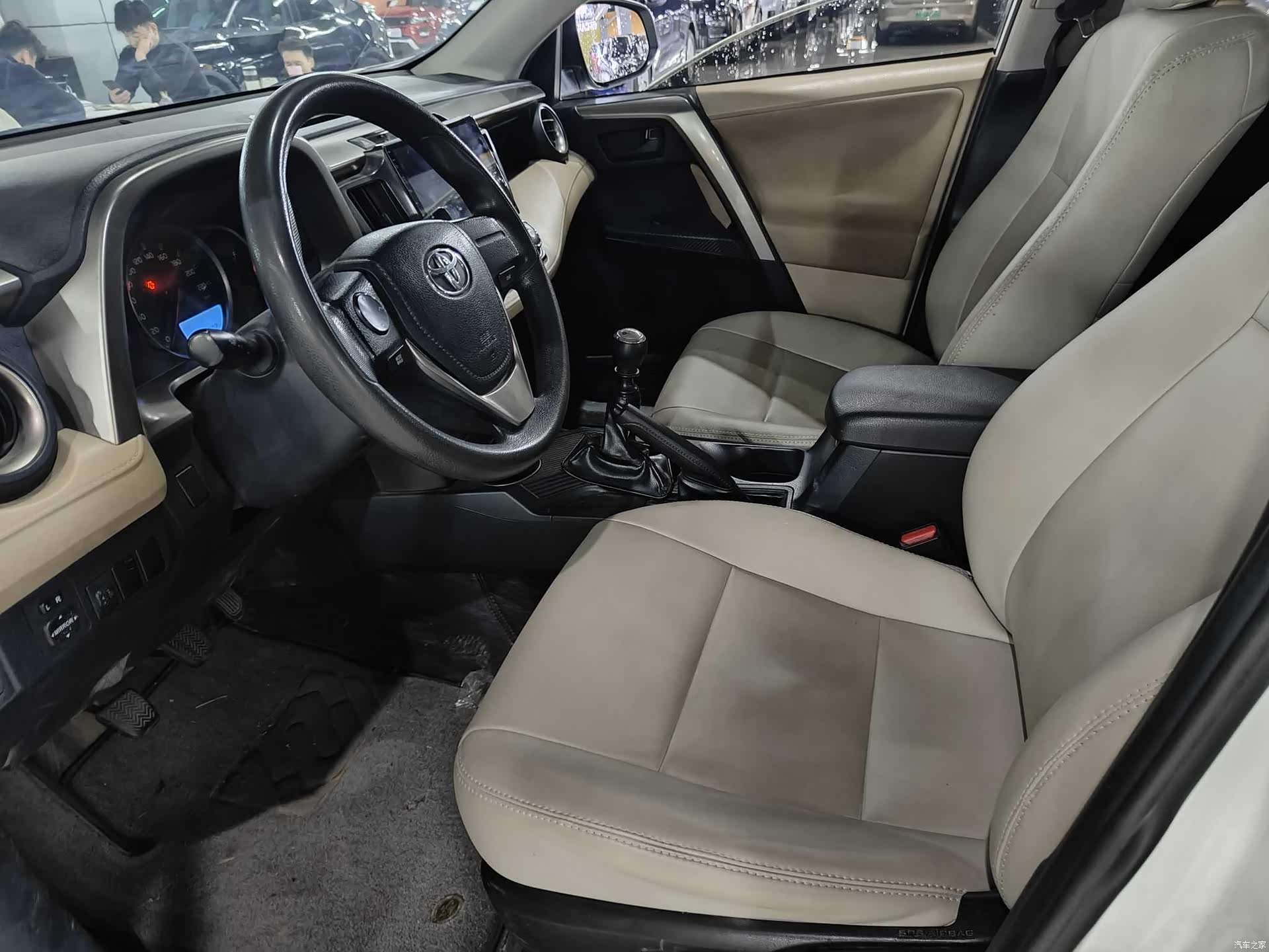 Toyota RAV4, 2015 4