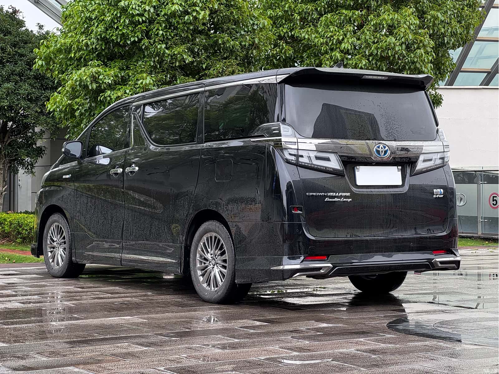 Toyota Alphard, 2022 4