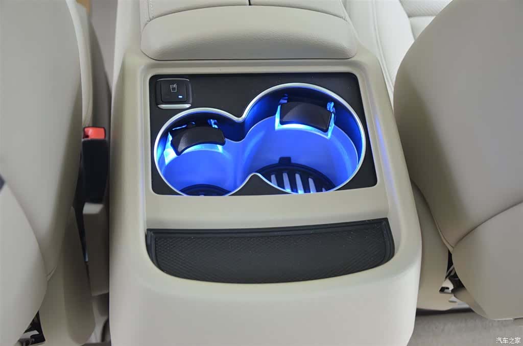 Mercedes-Benz V-Class, 2026 14