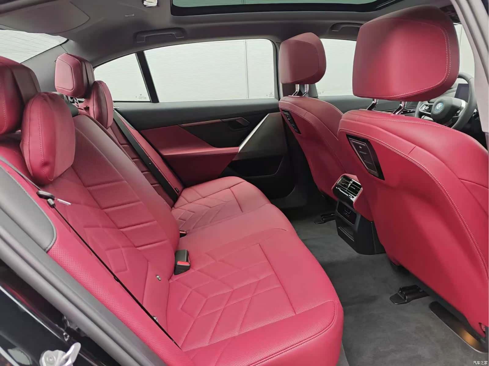 BMW i5, 2025 10