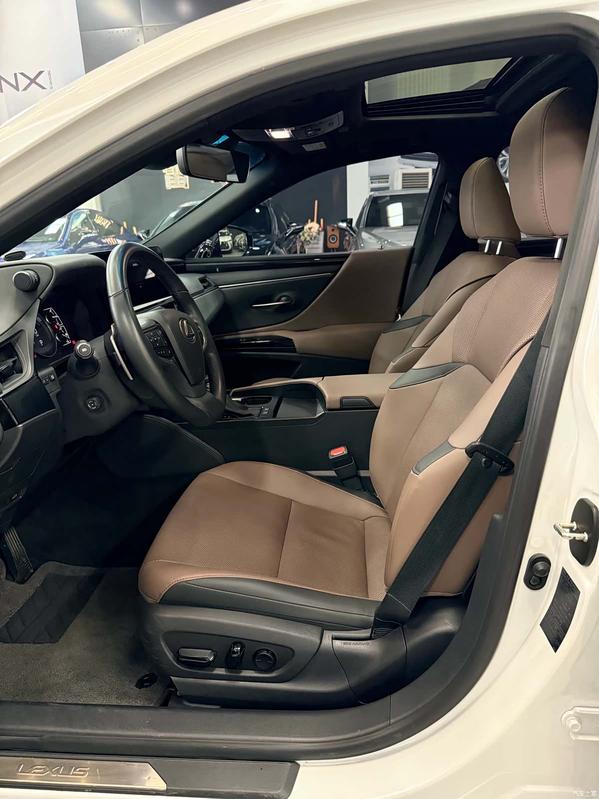 Lexus ES, 2024 4