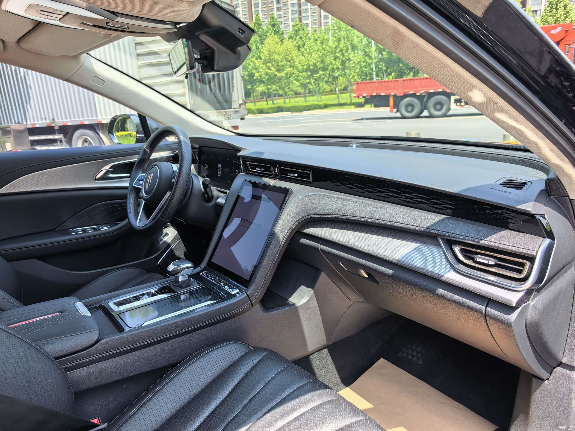 Hongqi H5, 2023 25