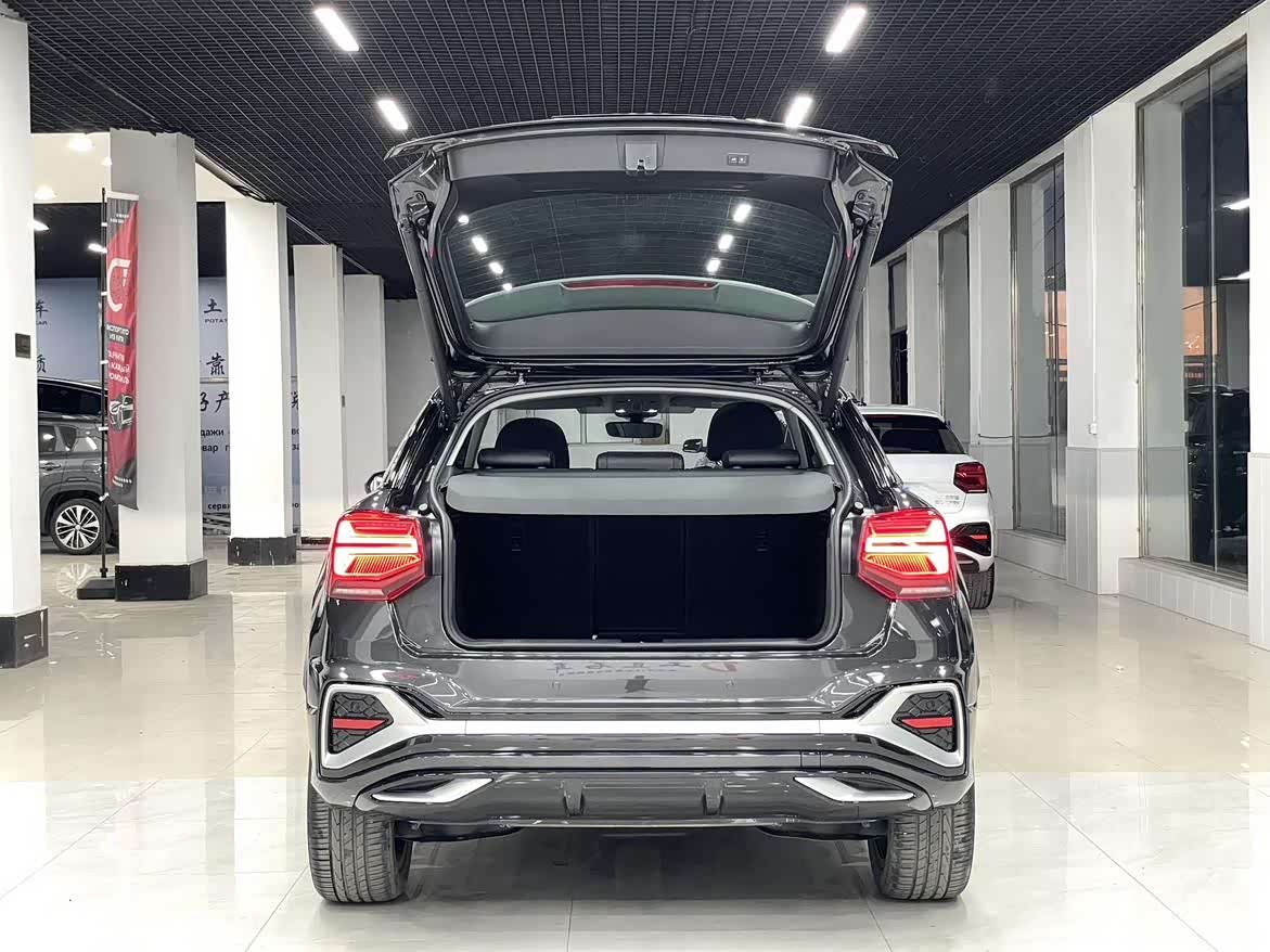 Audi Q2L, 2023 все фото