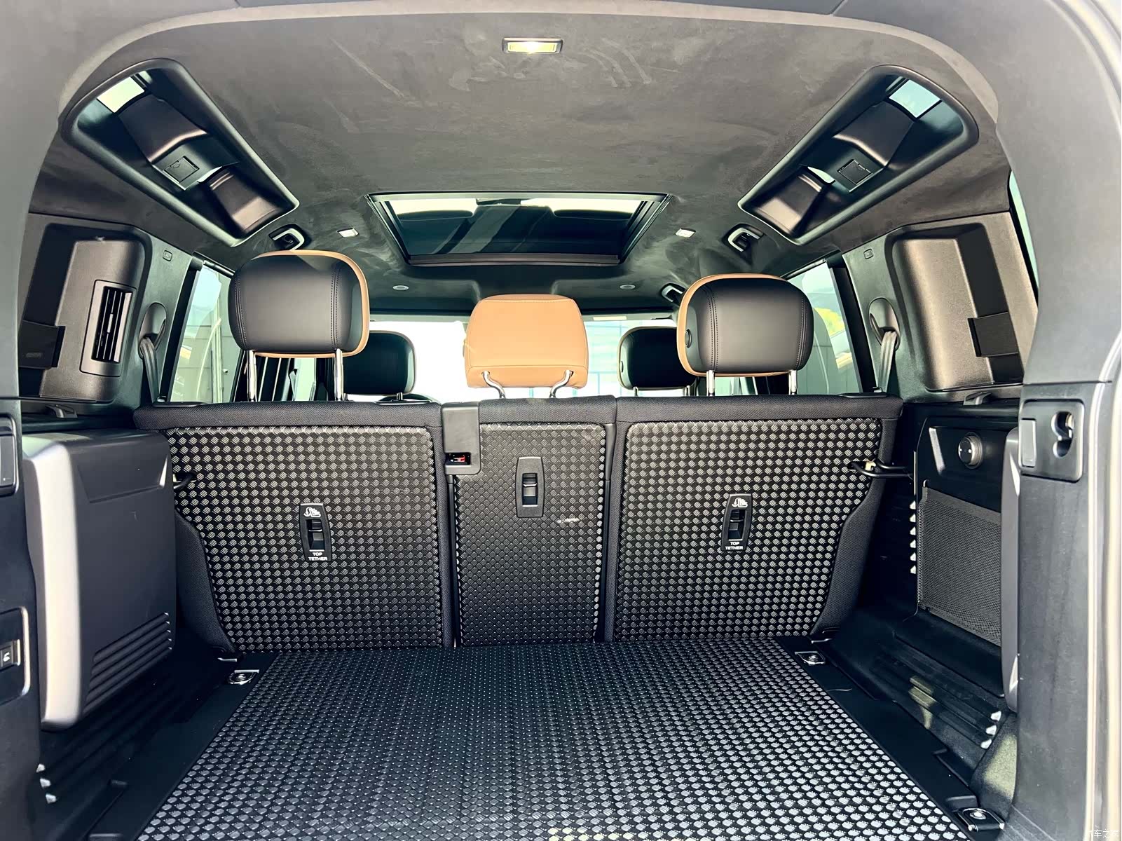 Land Rover Defender, 2026 18