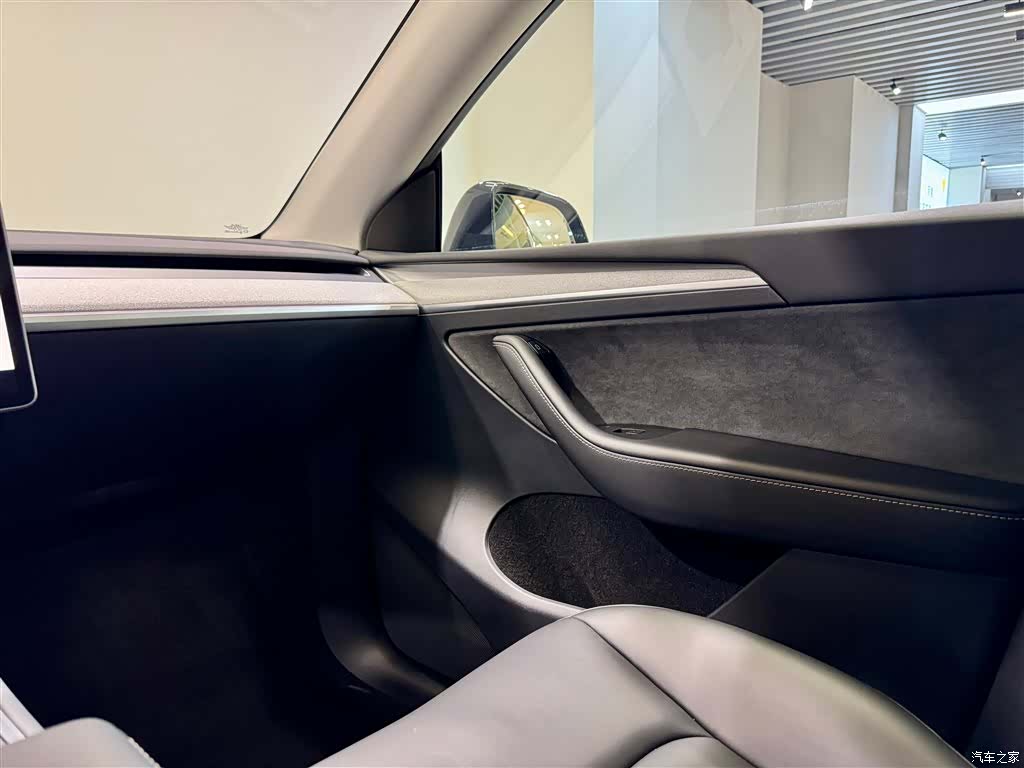Tesla Model Y, 2024 27
