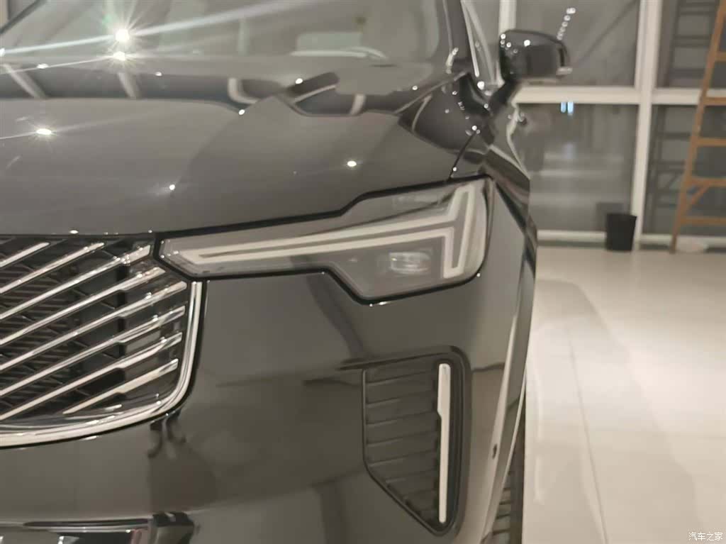 Volvo XC90, 2025 11
