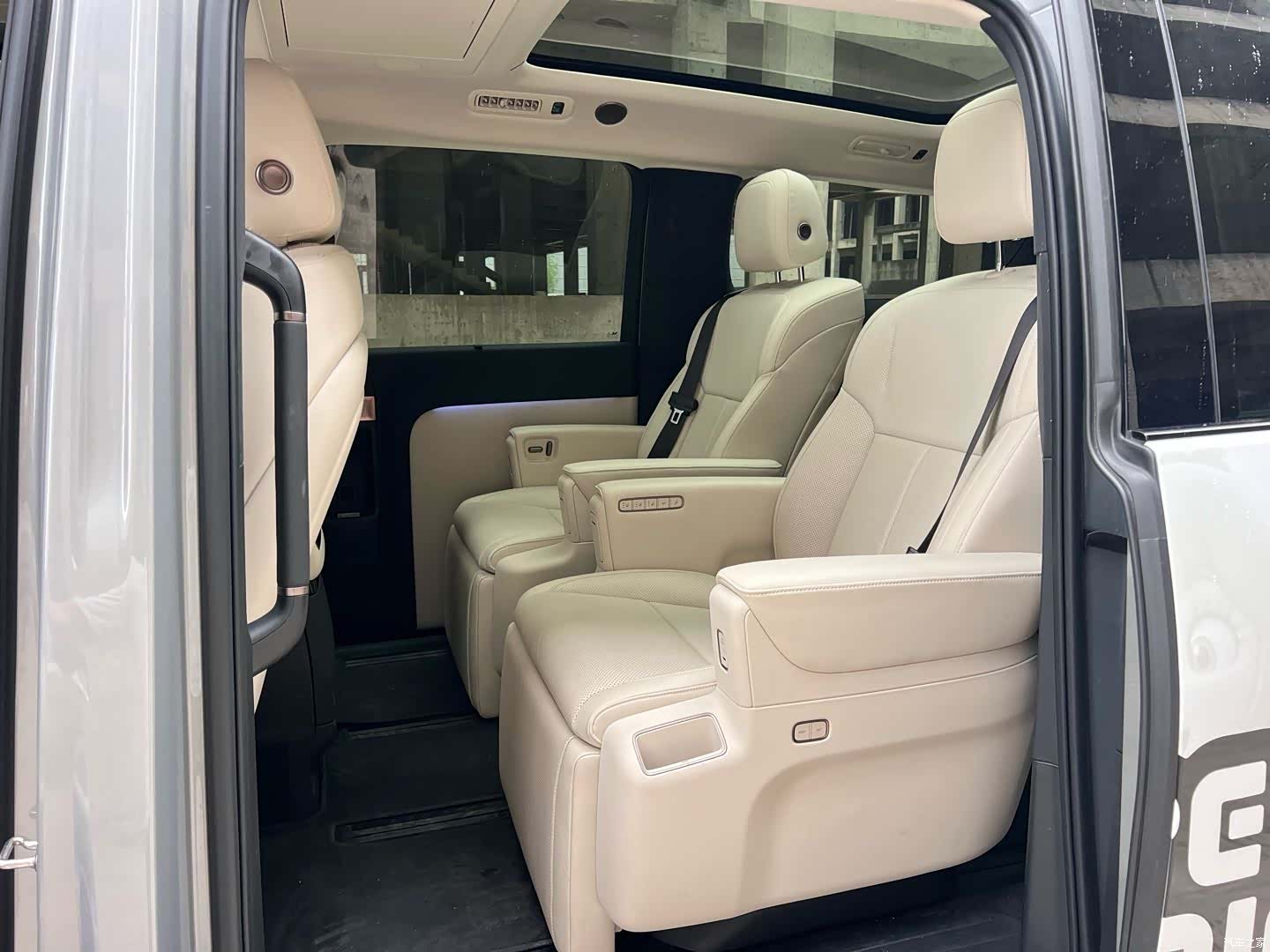 Li Auto MEGA, 2025 все фото