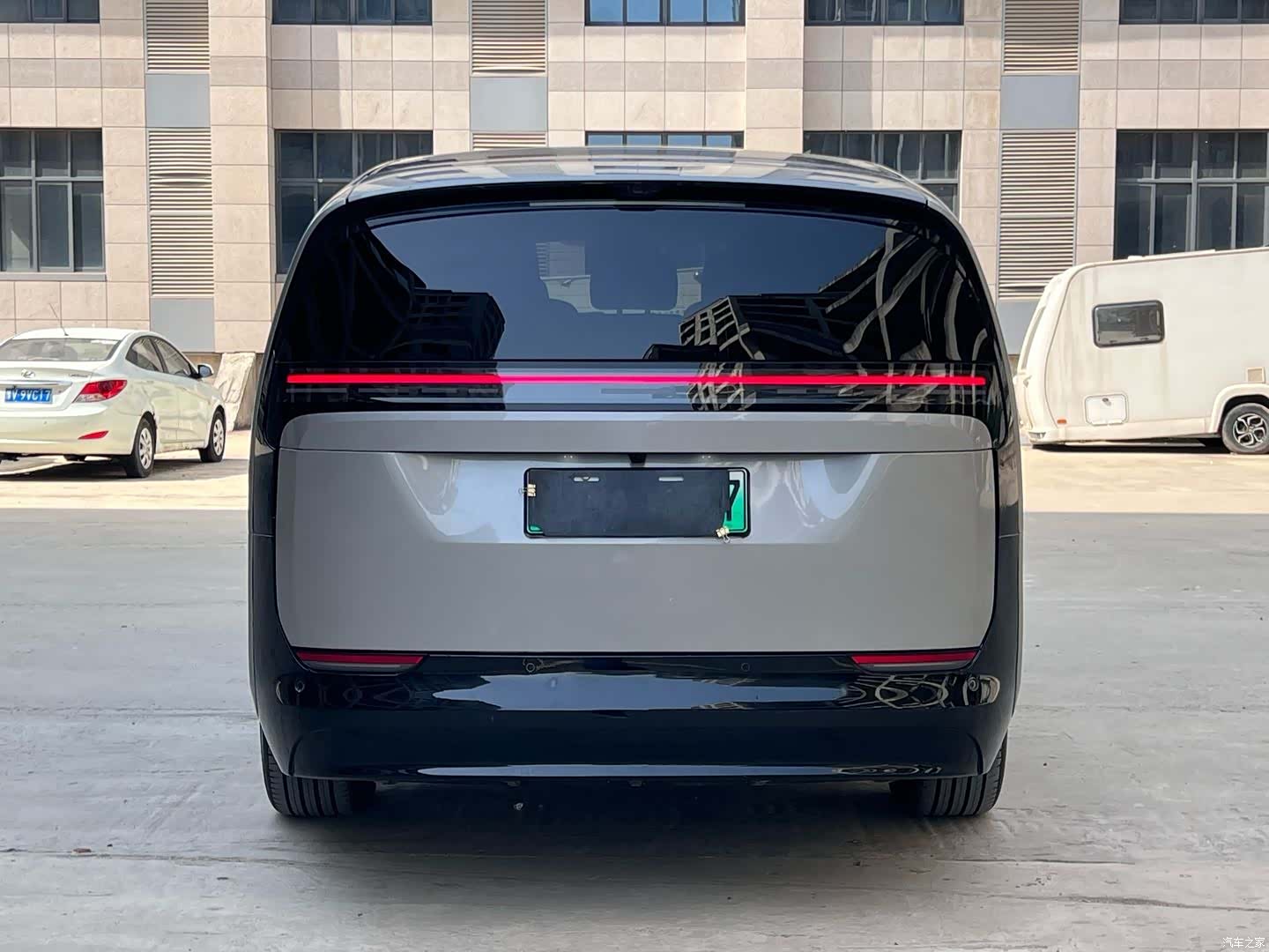 Li Auto MEGA, 2025 17