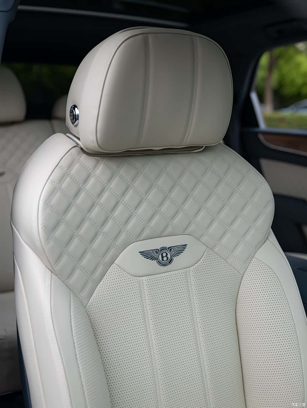 Bentley Bentayga, 2023 19