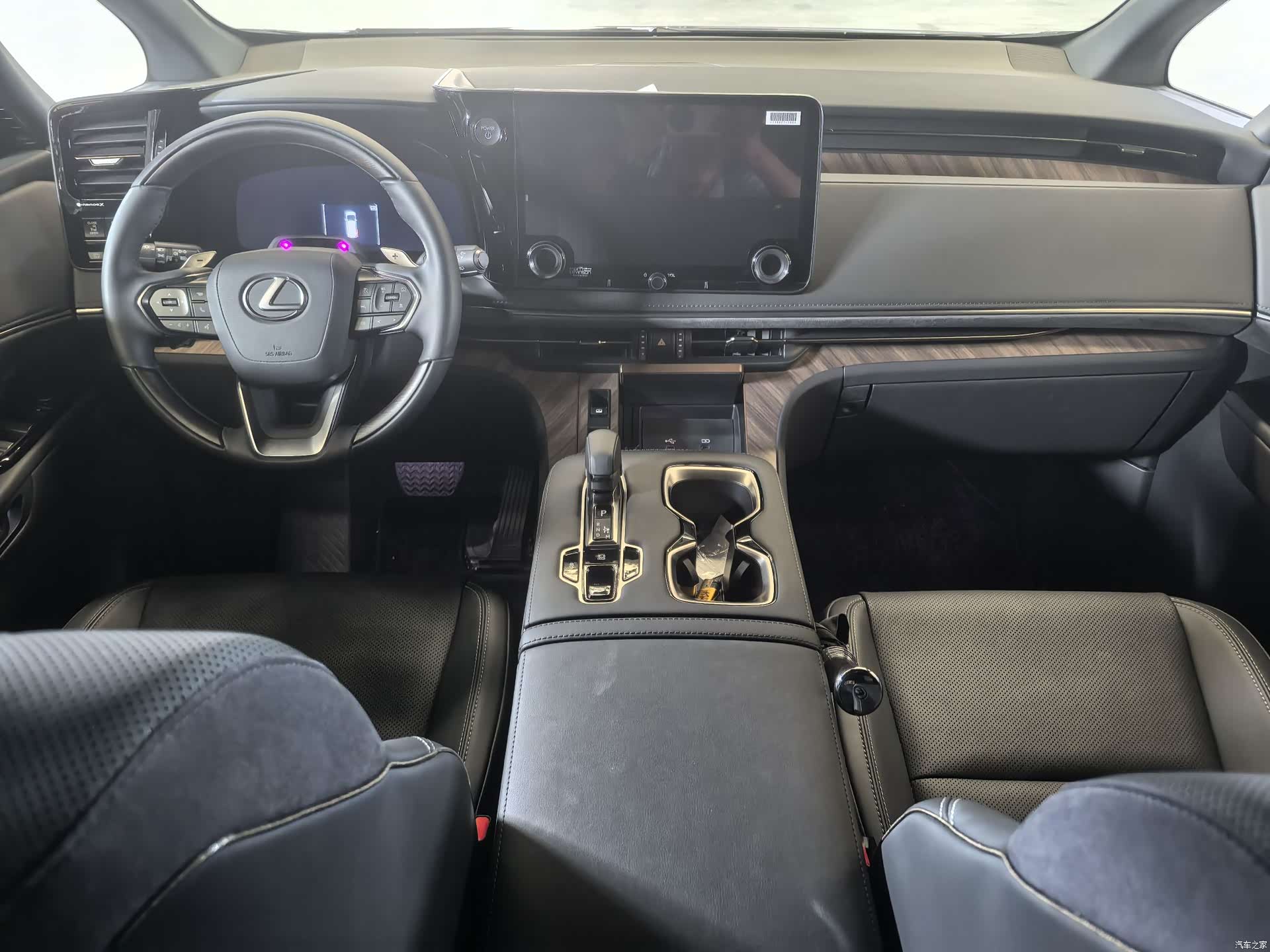 Lexus LM, 2026 7