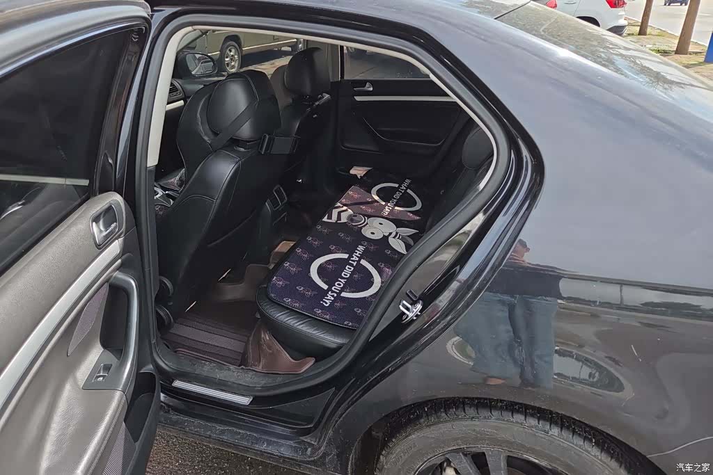 Volkswagen Sagitar, 2012 11