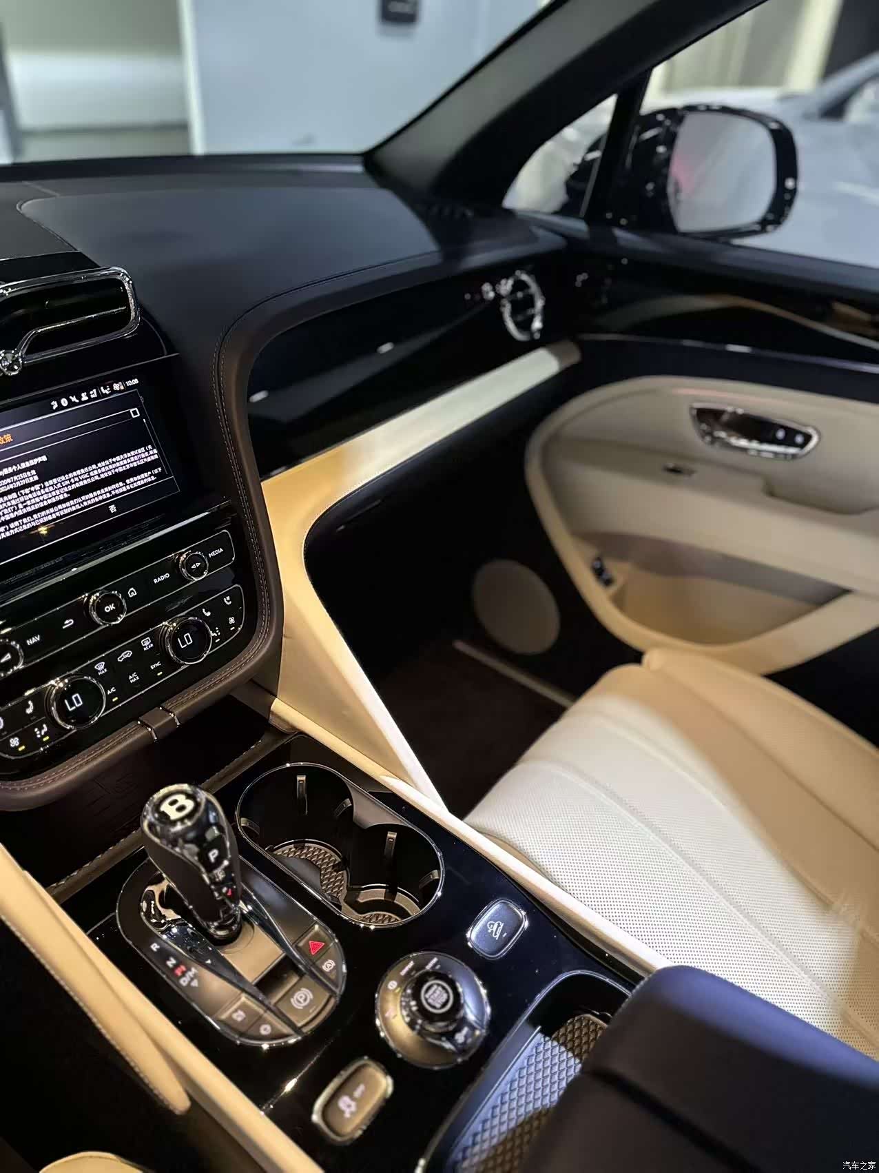 Bentley Bentayga, 2025 все фото