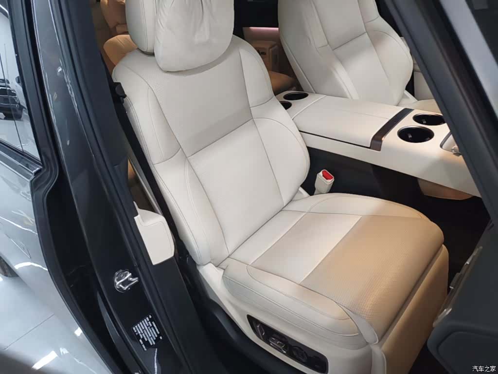 Li Auto MEGA, 2025 20