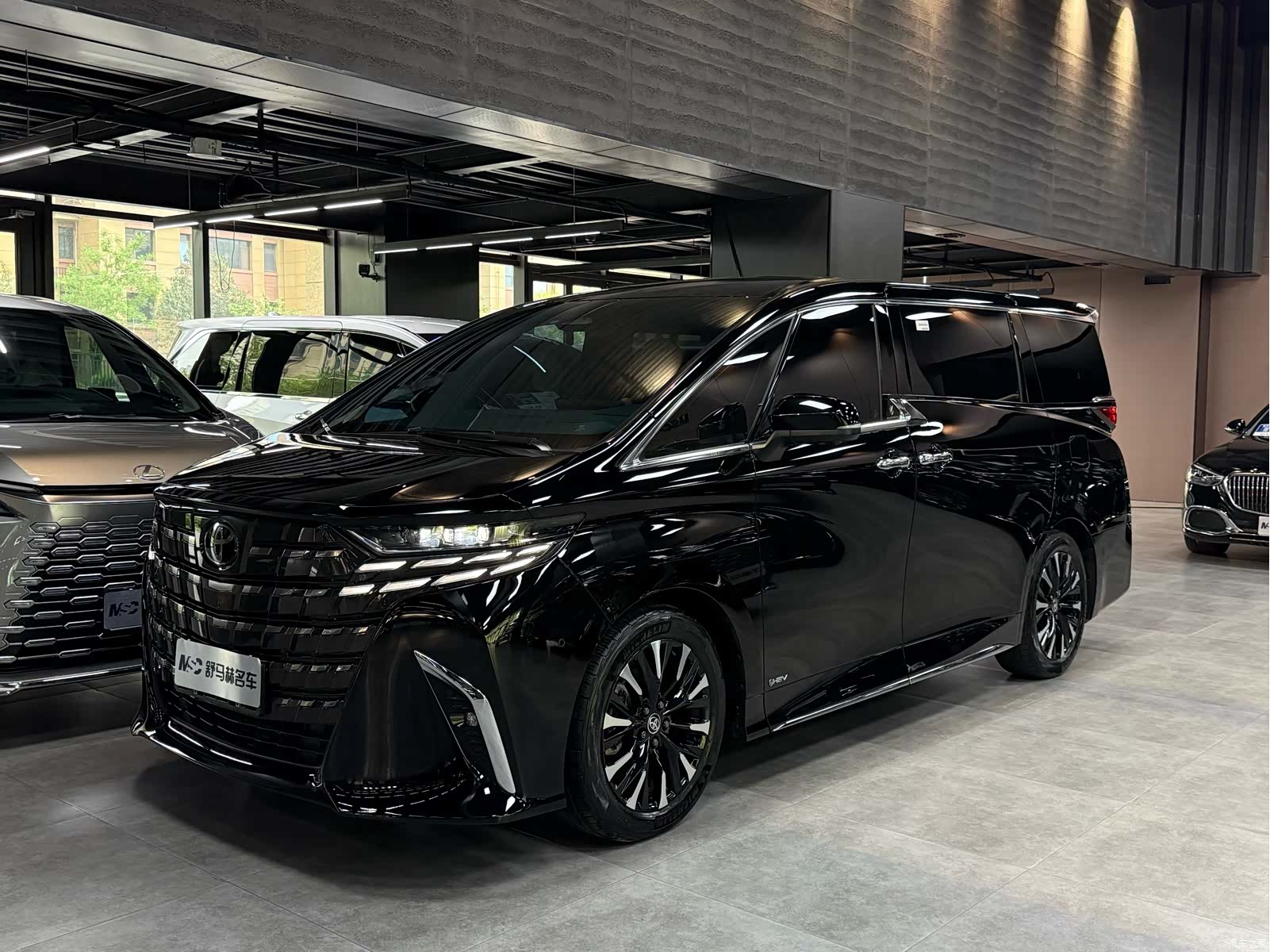 Toyota Alphard, 2025 1