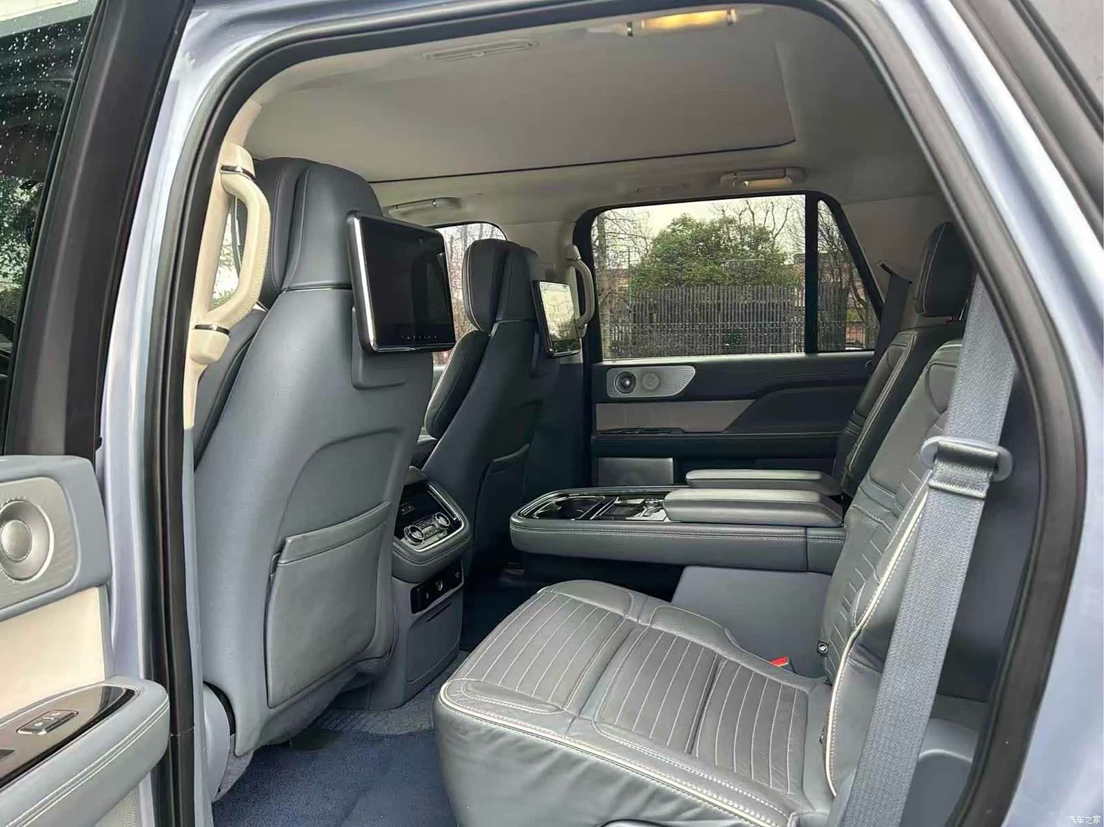Lincoln Navigator, 2020 все фото