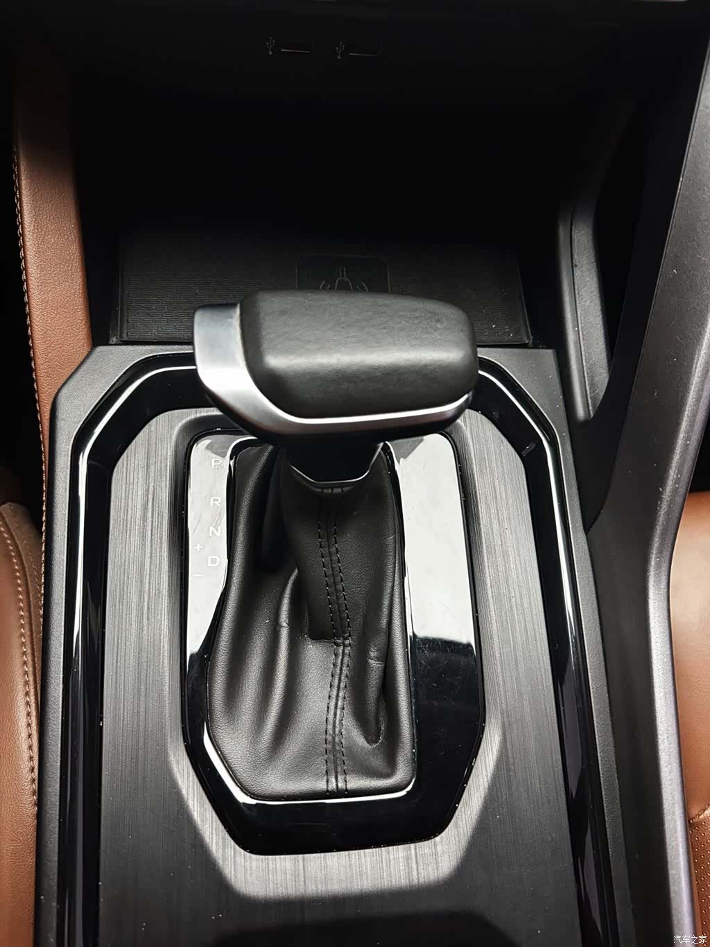 Geely X6, 2022 13