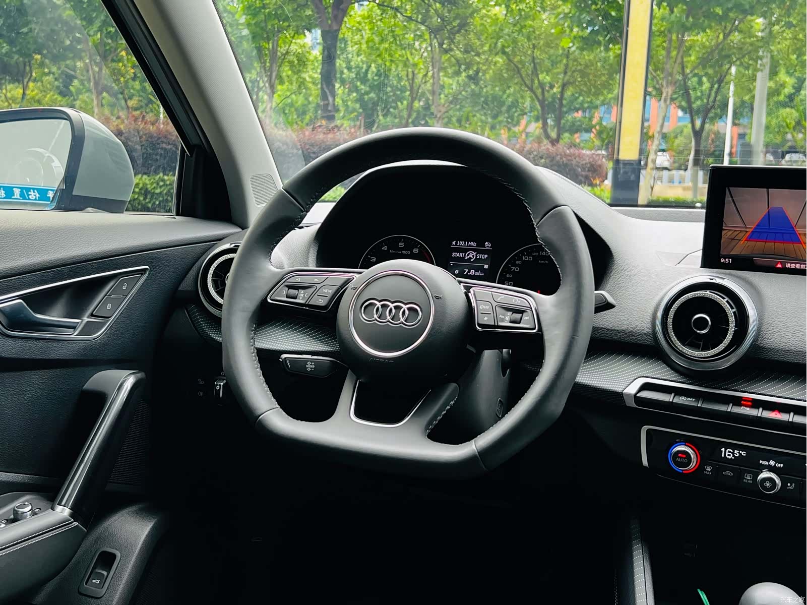 Audi Q2L, 2023 все фото