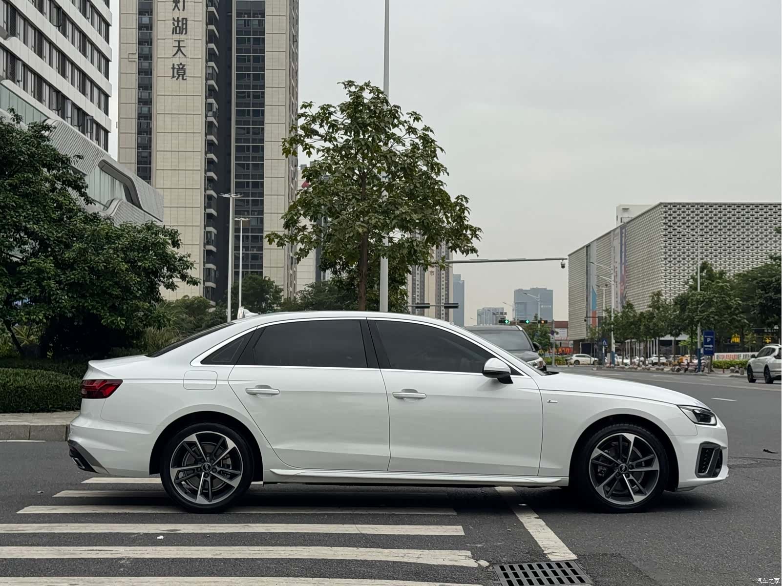Audi A4L, 2023 все фото