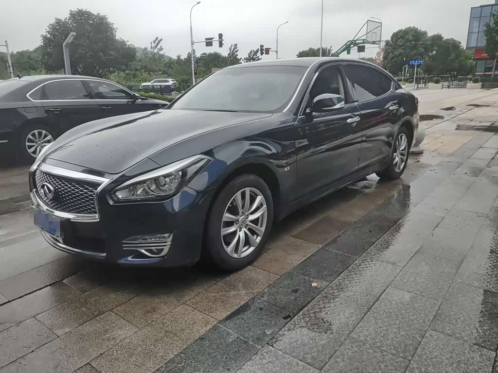 Infiniti Q70