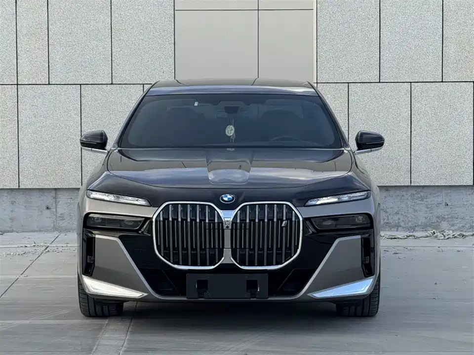 BMW i7