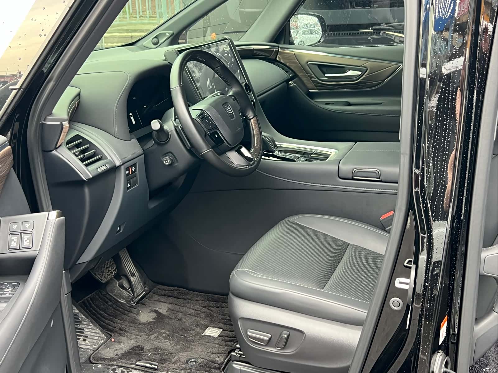 Toyota Vellfire, 2025 3