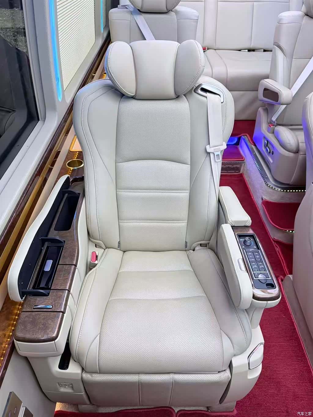 Toyota Coaster, 2017 8