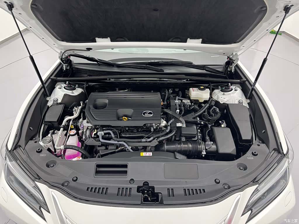 Lexus ES, 2025 27