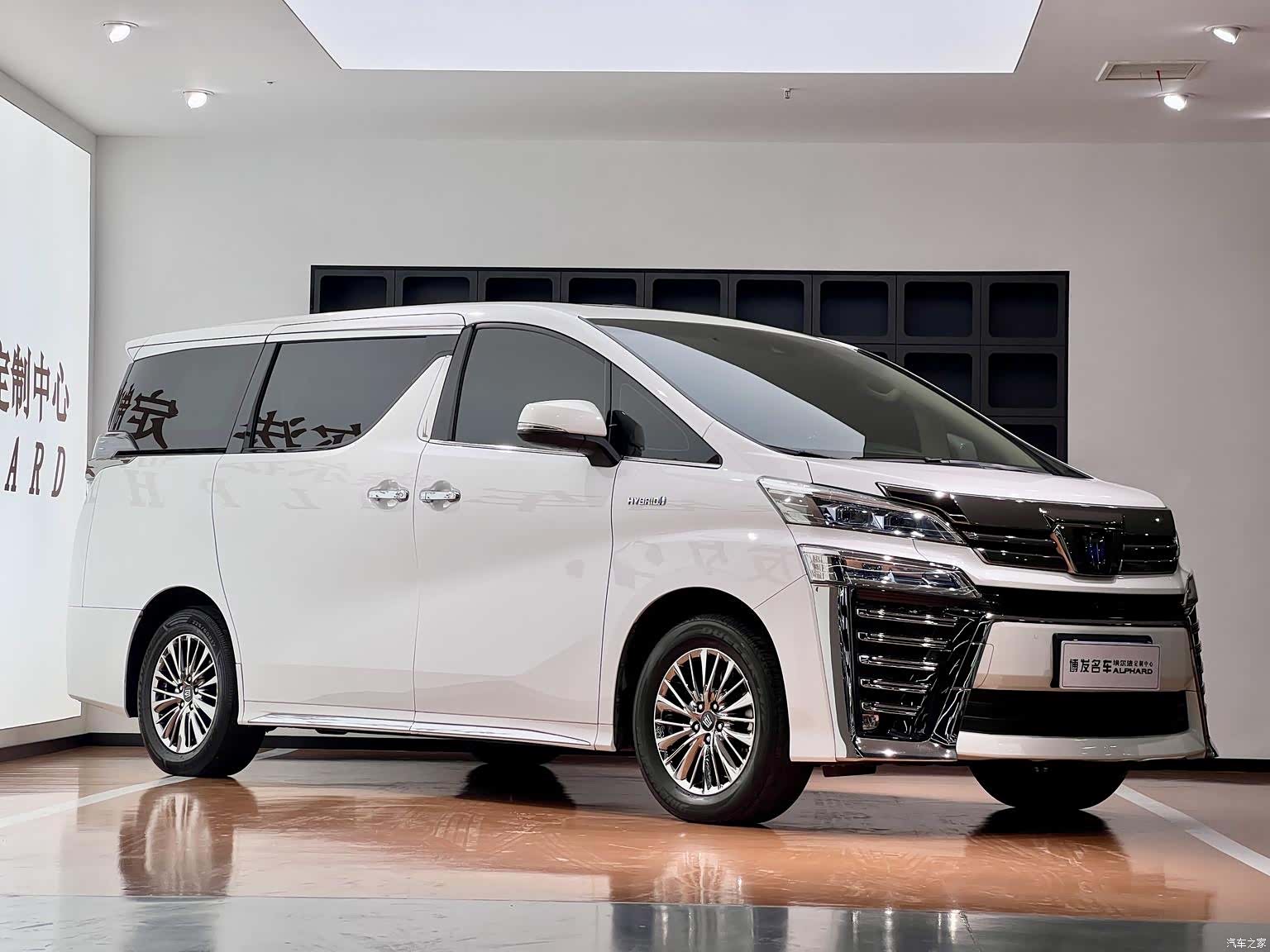 Toyota Vellfire, 2022 3
