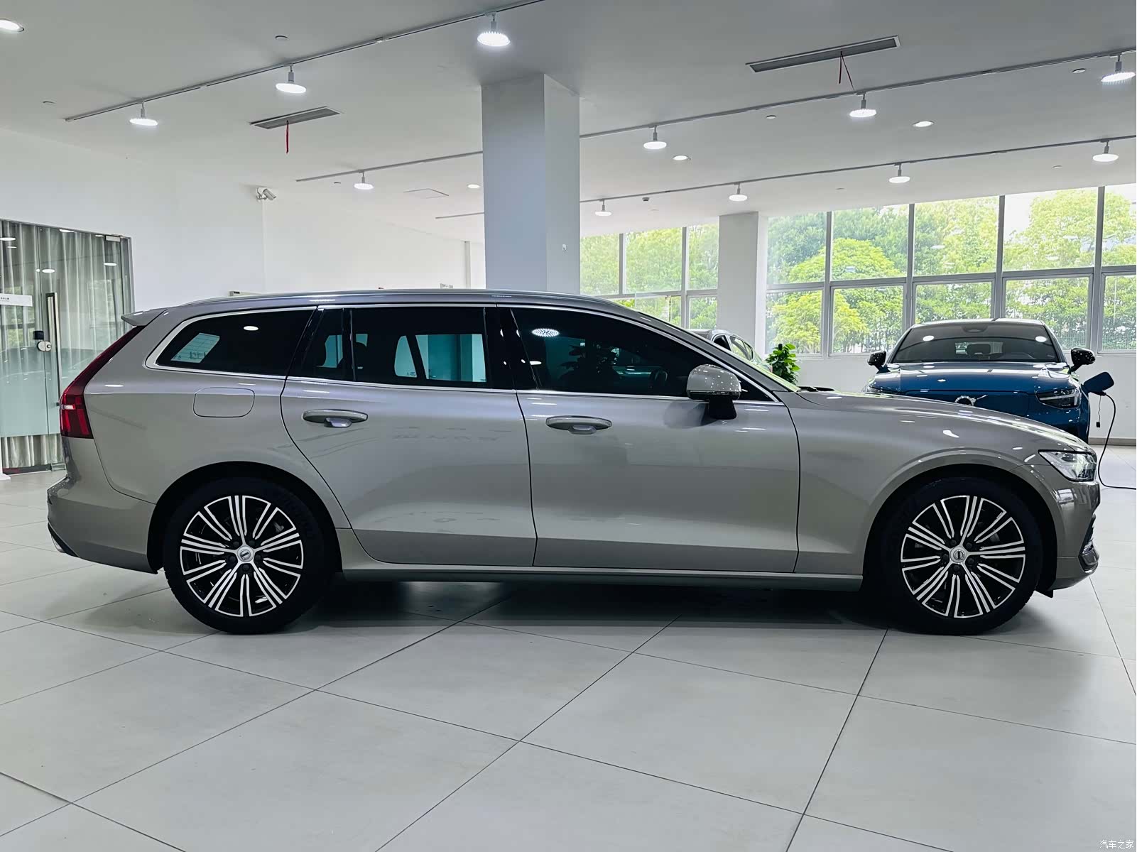 Volvo V60, 2021 4