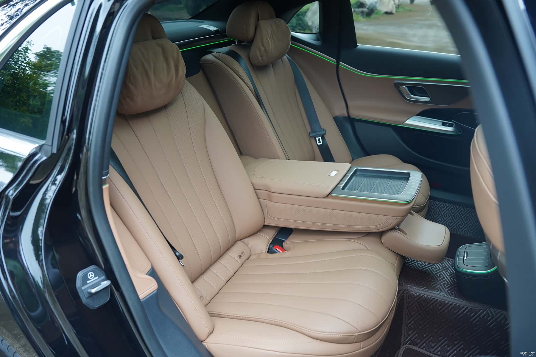 Mercedes-Benz E-Class, 2024 14