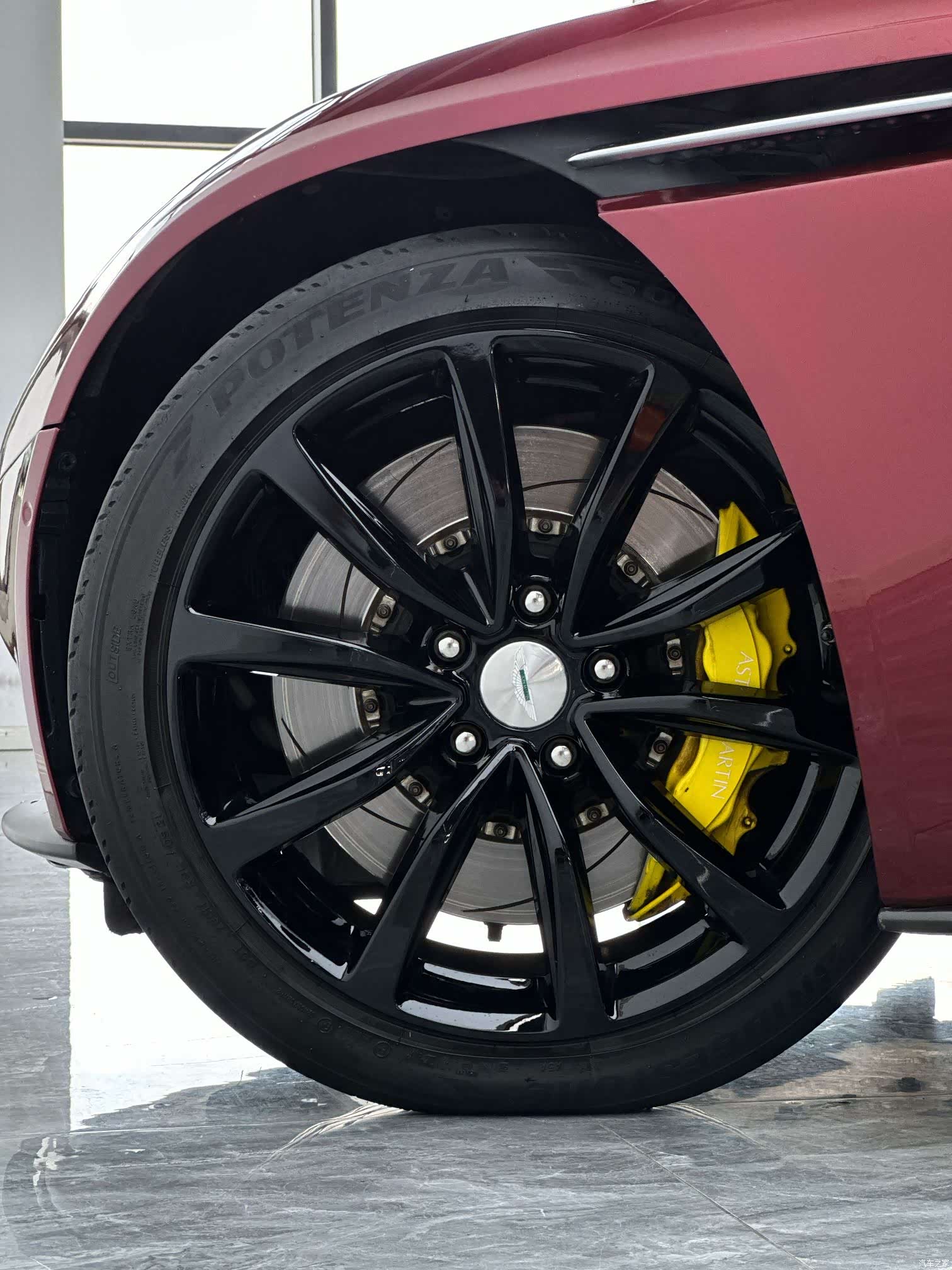 Aston Martin DB11, 2022 9