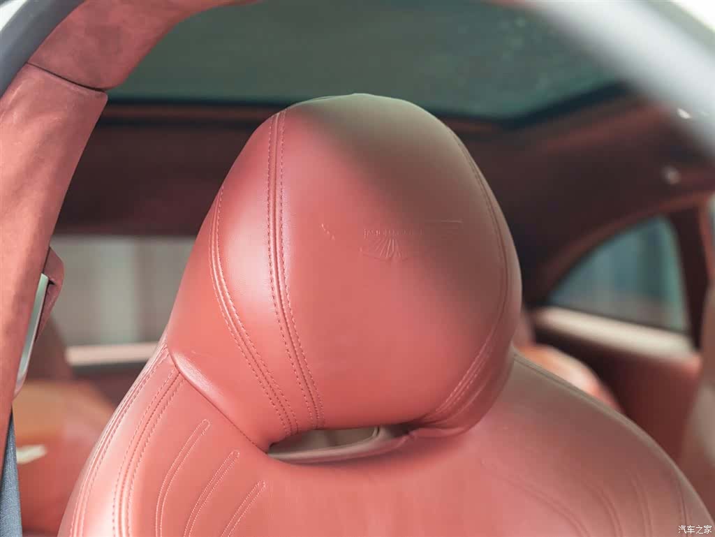 Aston Martin DBX, 2023 12