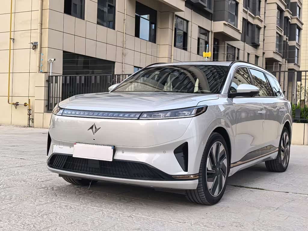 Dongfeng eπ008