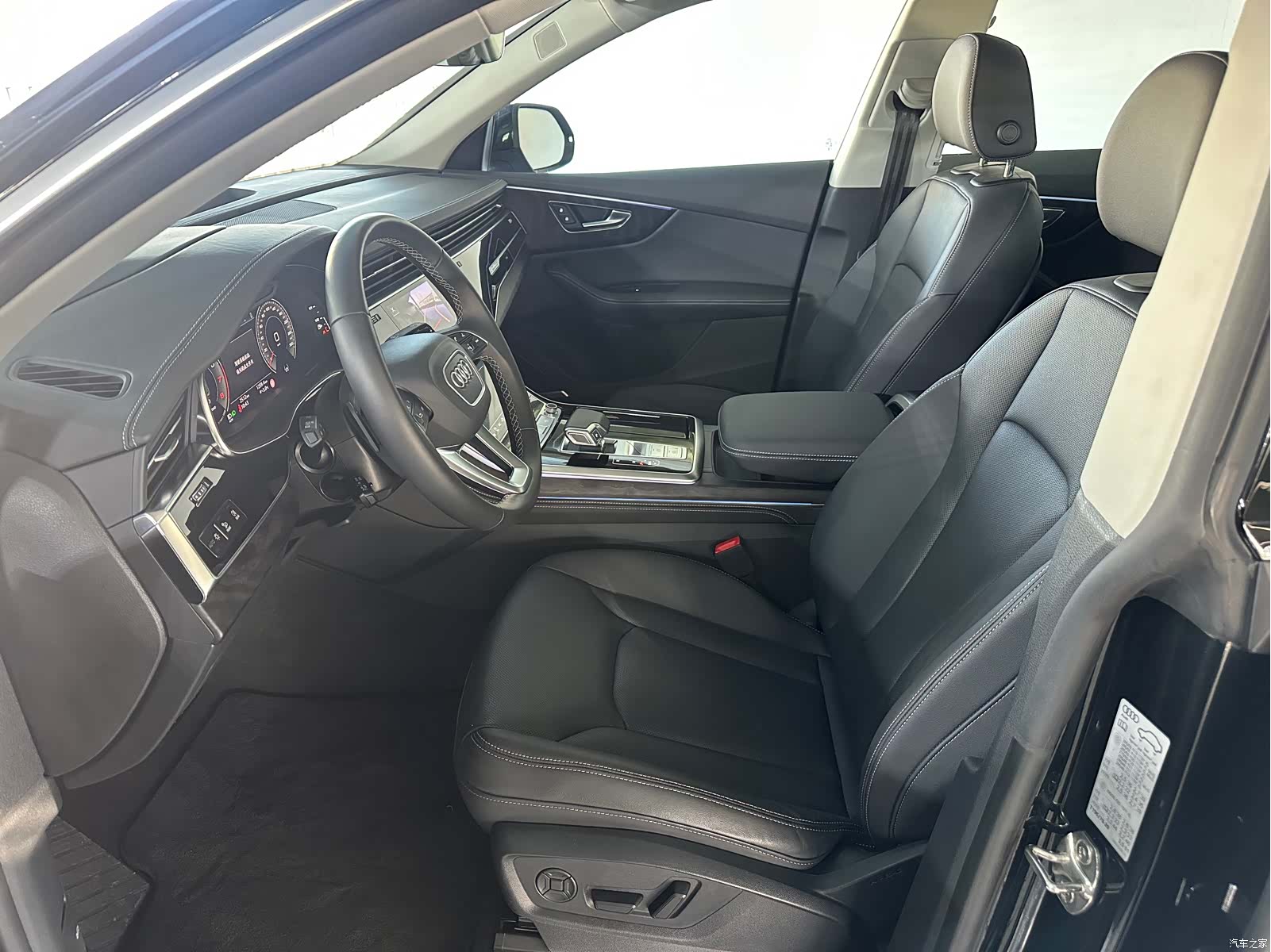 Audi Q8, 2025 8