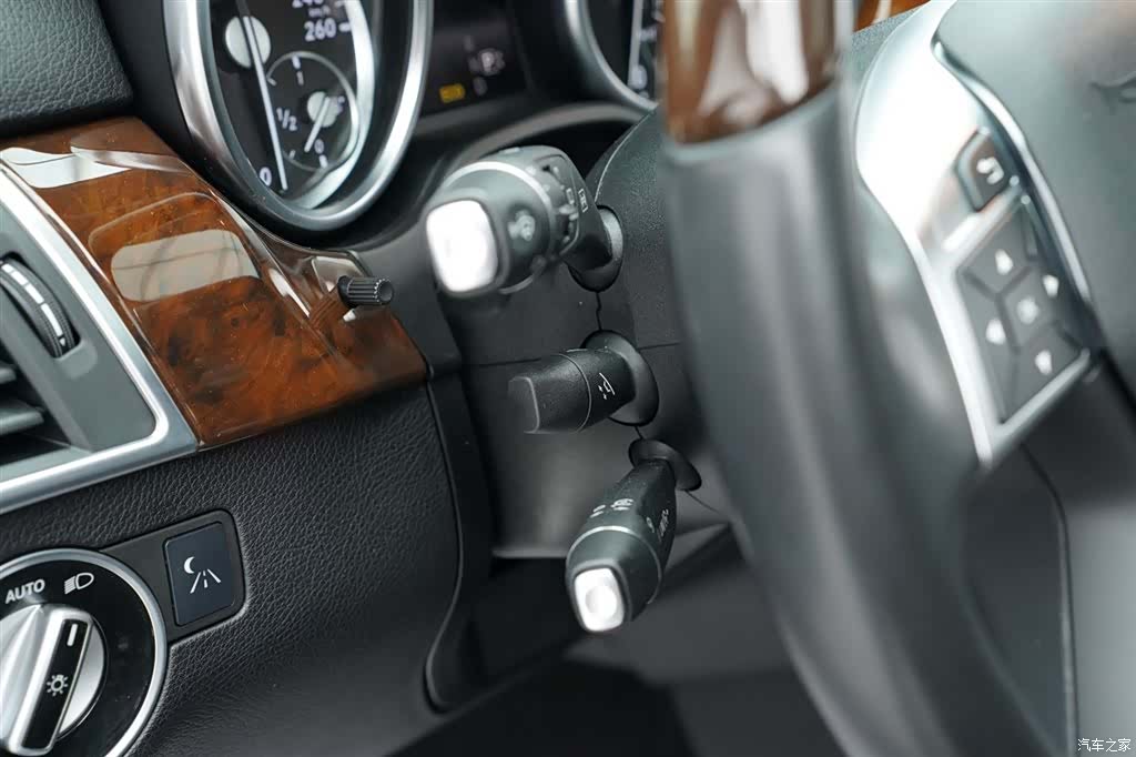 Mercedes-Benz M-Class, 2015 11