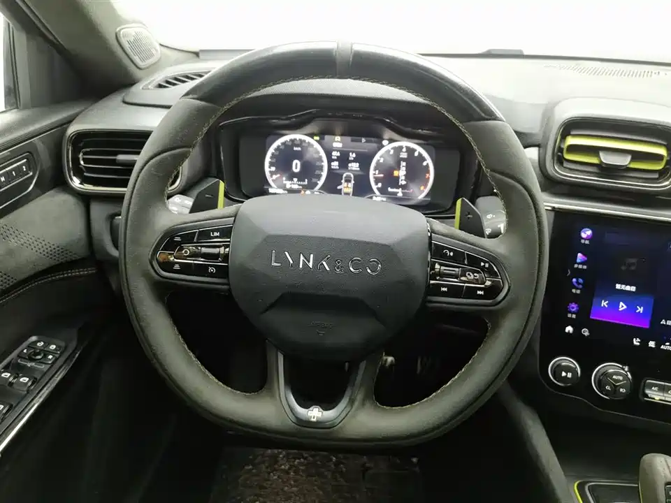 Lynk & Co 03