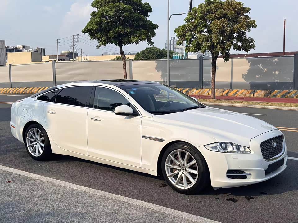 Jaguar XJ Jaguar XJ