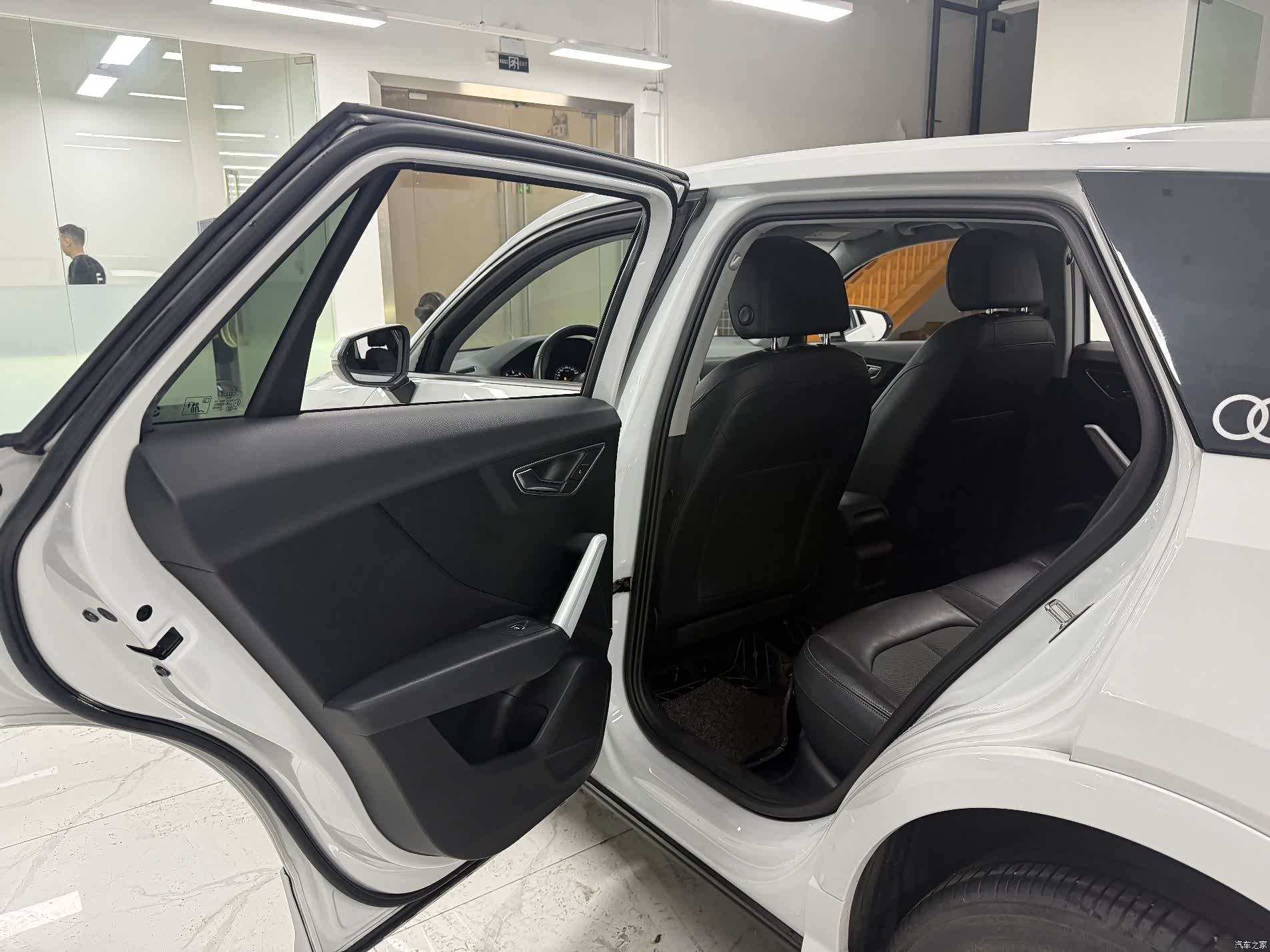 Audi Q2L, 2019 13