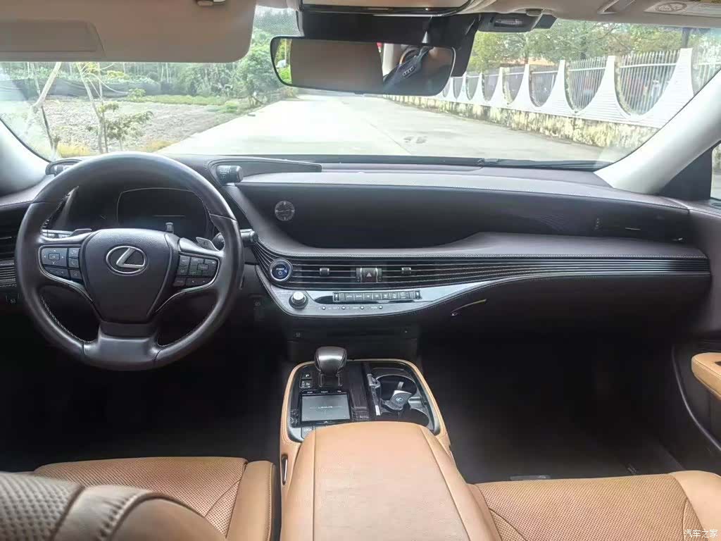 Lexus LS, 2020 3