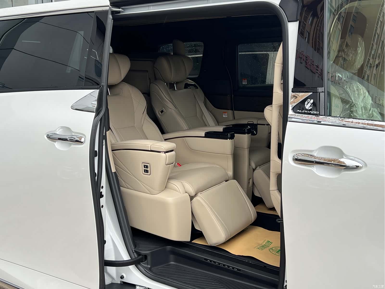Toyota Alphard, 2024 4