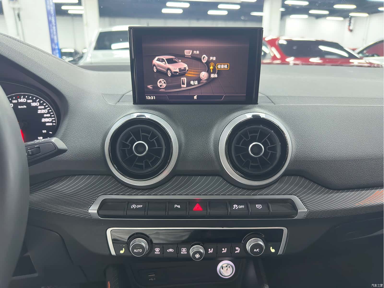 Audi Q2L, 2022 13