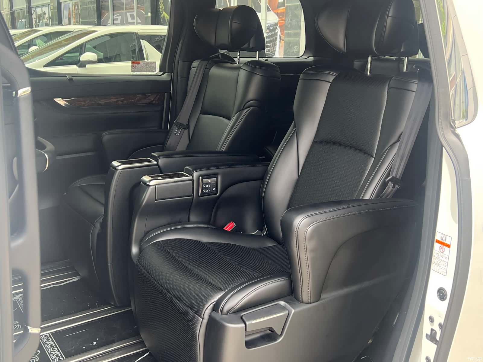 Toyota Alphard, 2018 11