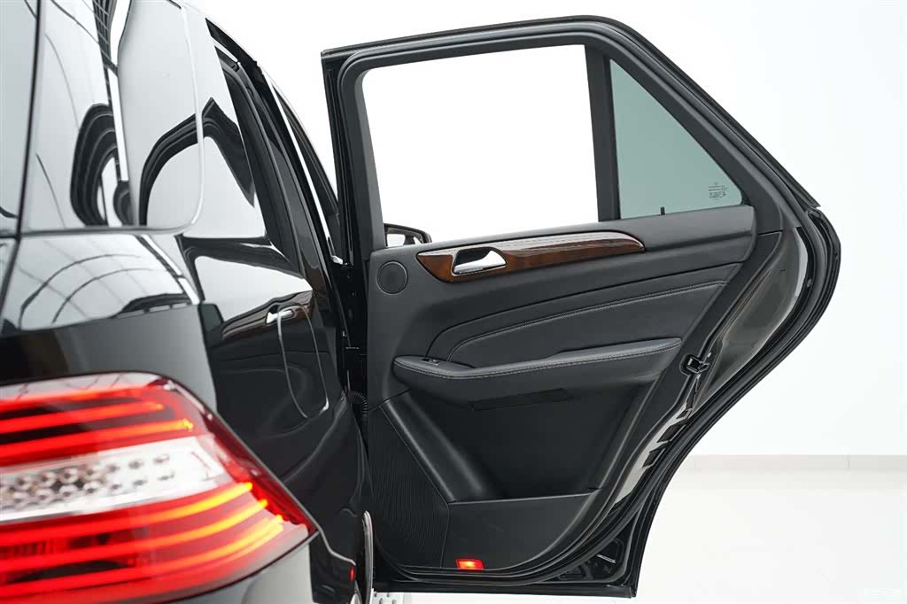 Mercedes-Benz M-Class, 2015 28