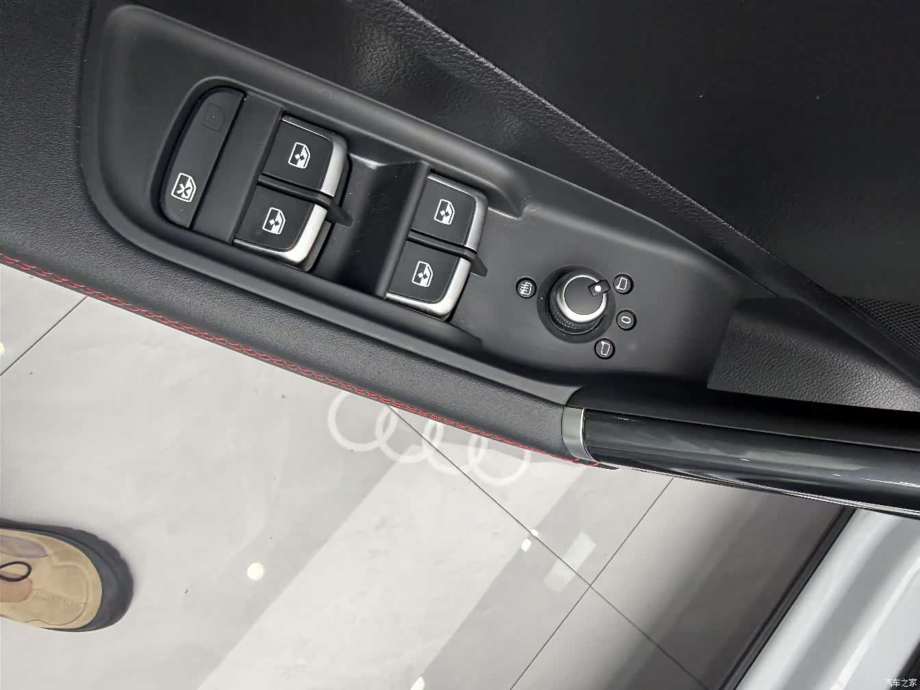 Audi Q2L, 2023 8