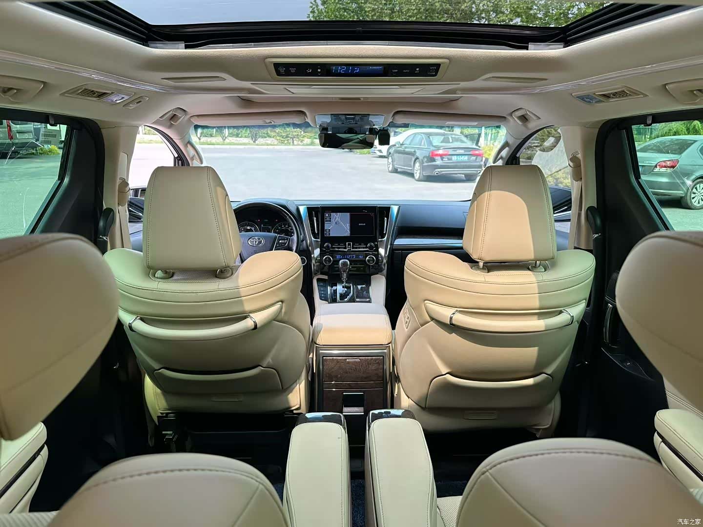 Toyota Vellfire, 2021 11