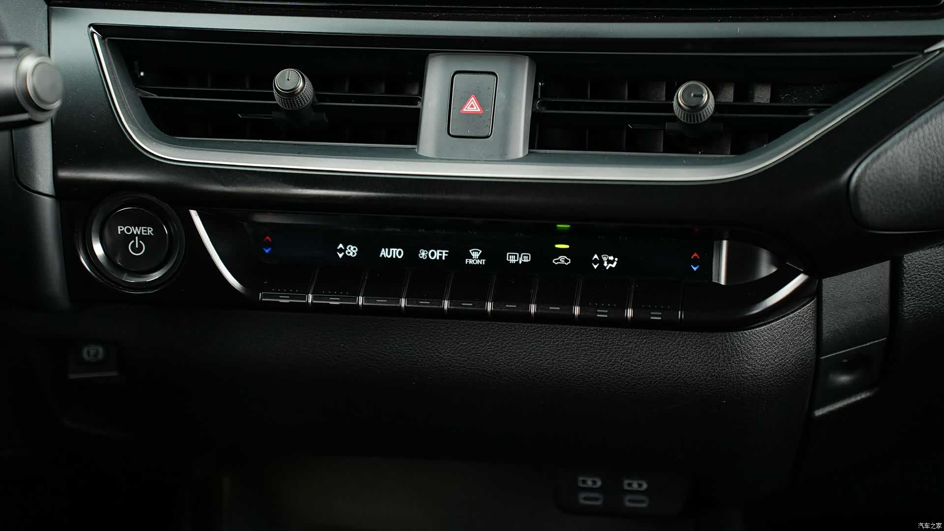 Lexus UX, 2023 18
