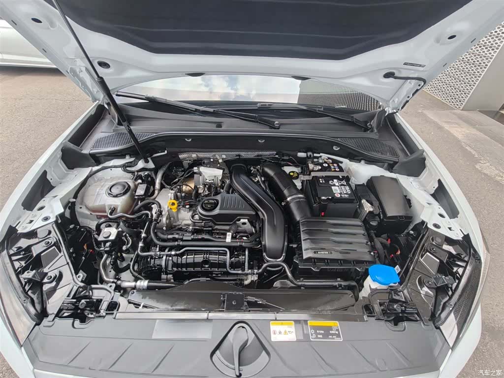 Audi Q2L, 2024 15