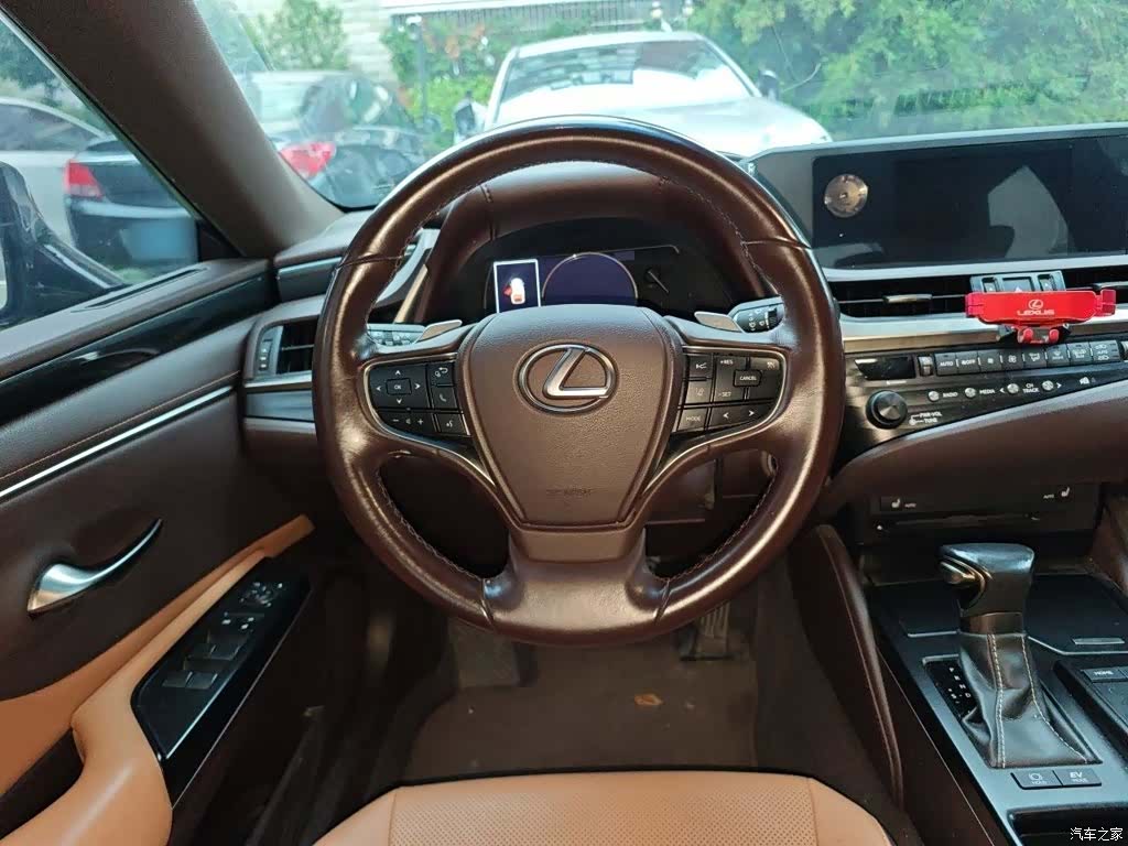 Lexus ES, 2019 3