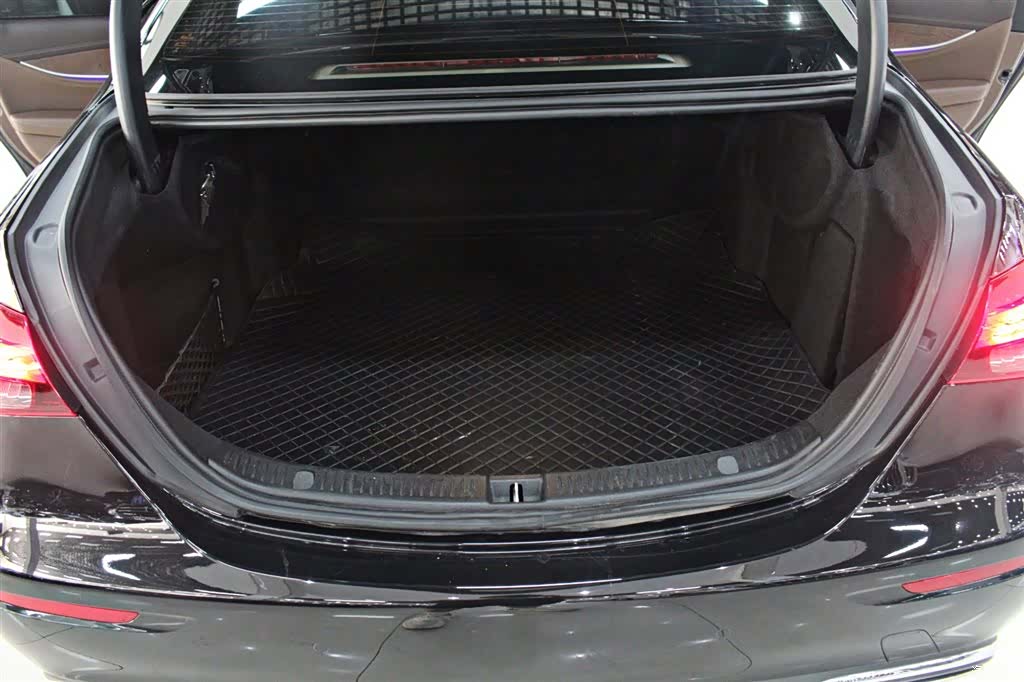 Mercedes-Benz E-Class, 2023 11